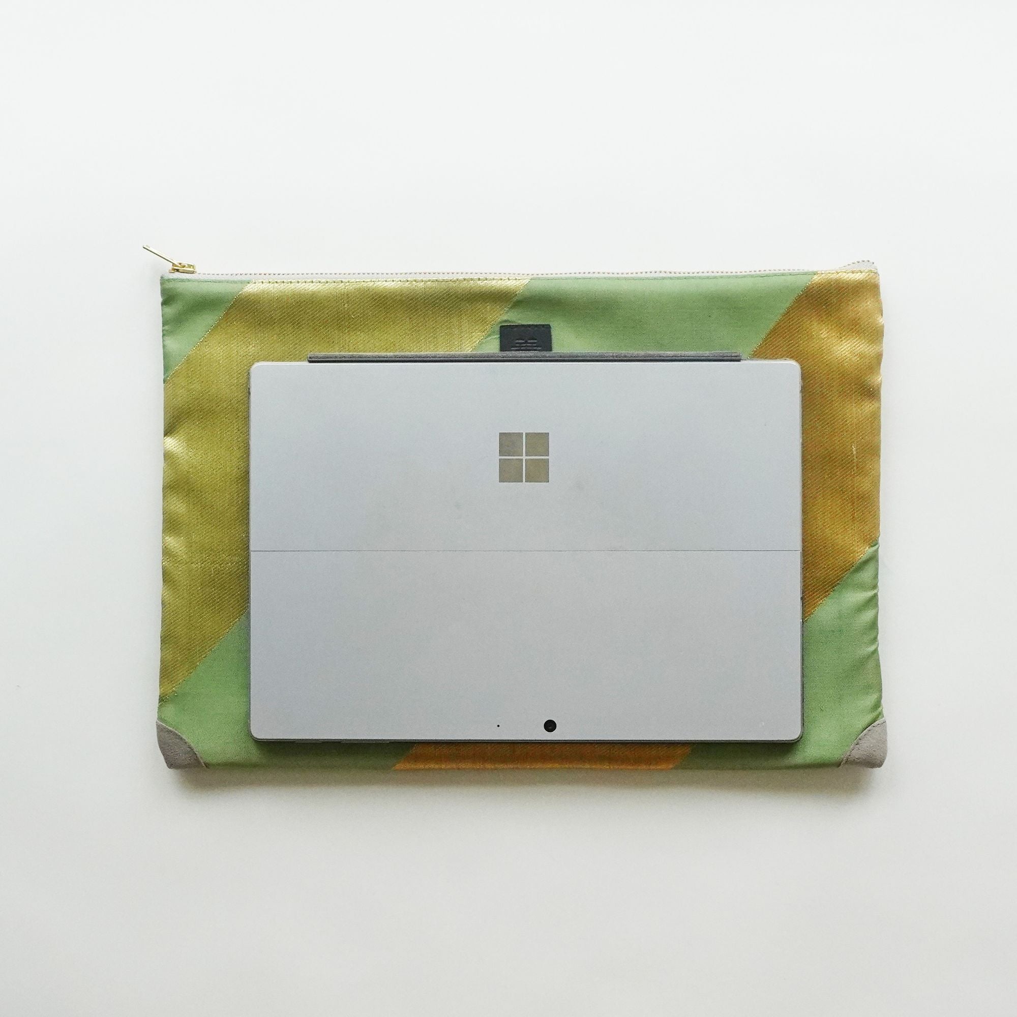 HANA TOKYO / 帯ノートパソコンケース [ ピスタチオグリーン×ゴールド 縞 ] Laptop sleeve