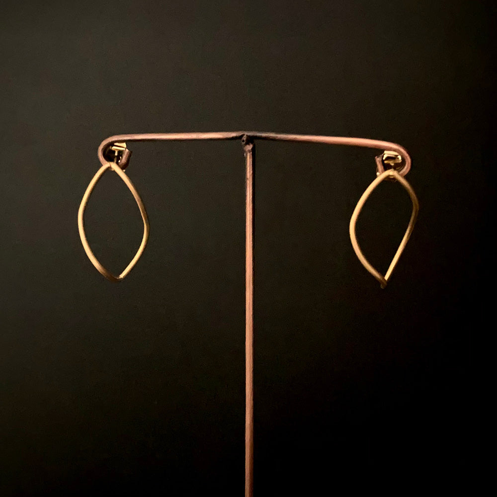 Solid (pierced earrings) leaf / cube