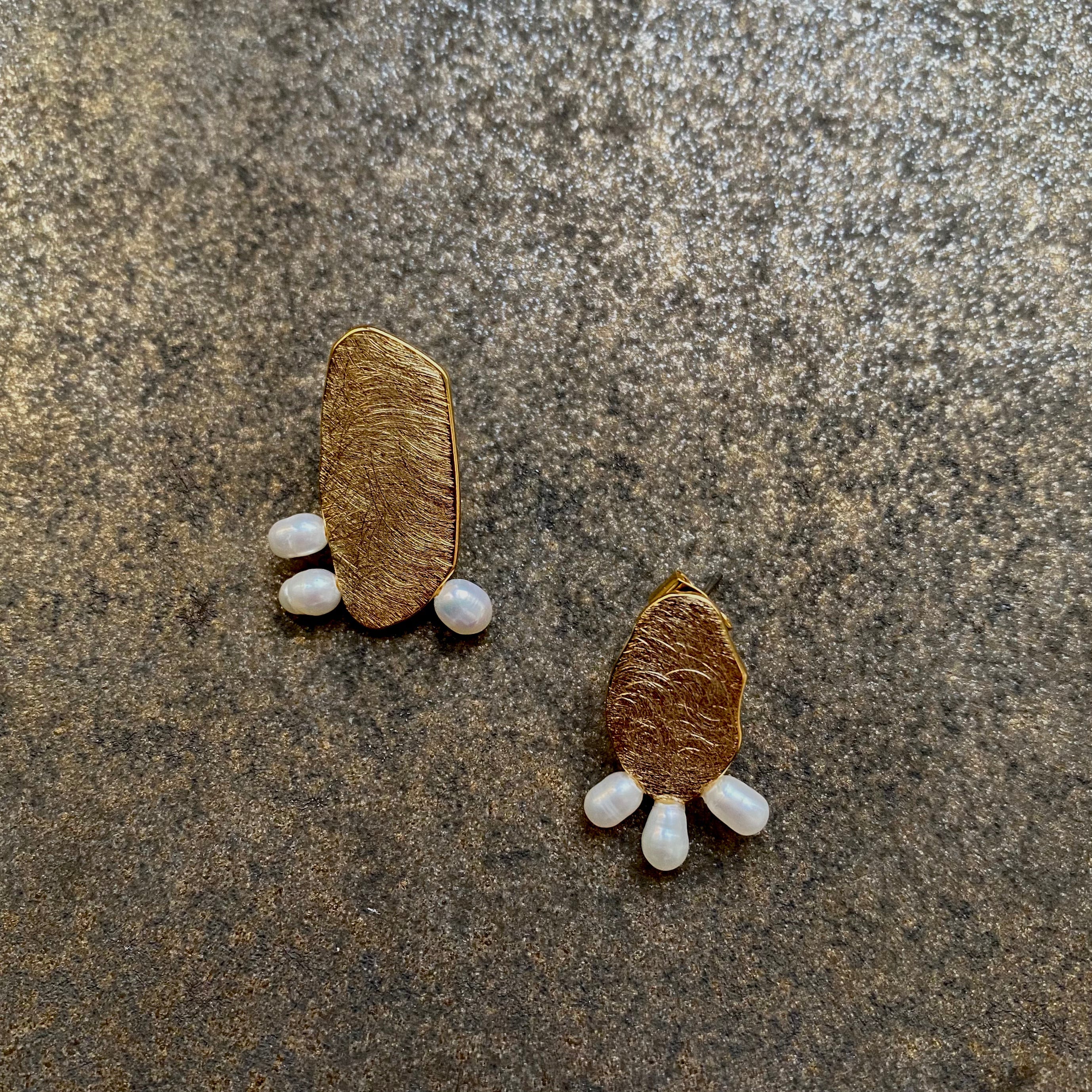 Freshwater pearl x gold (pierced earrings)