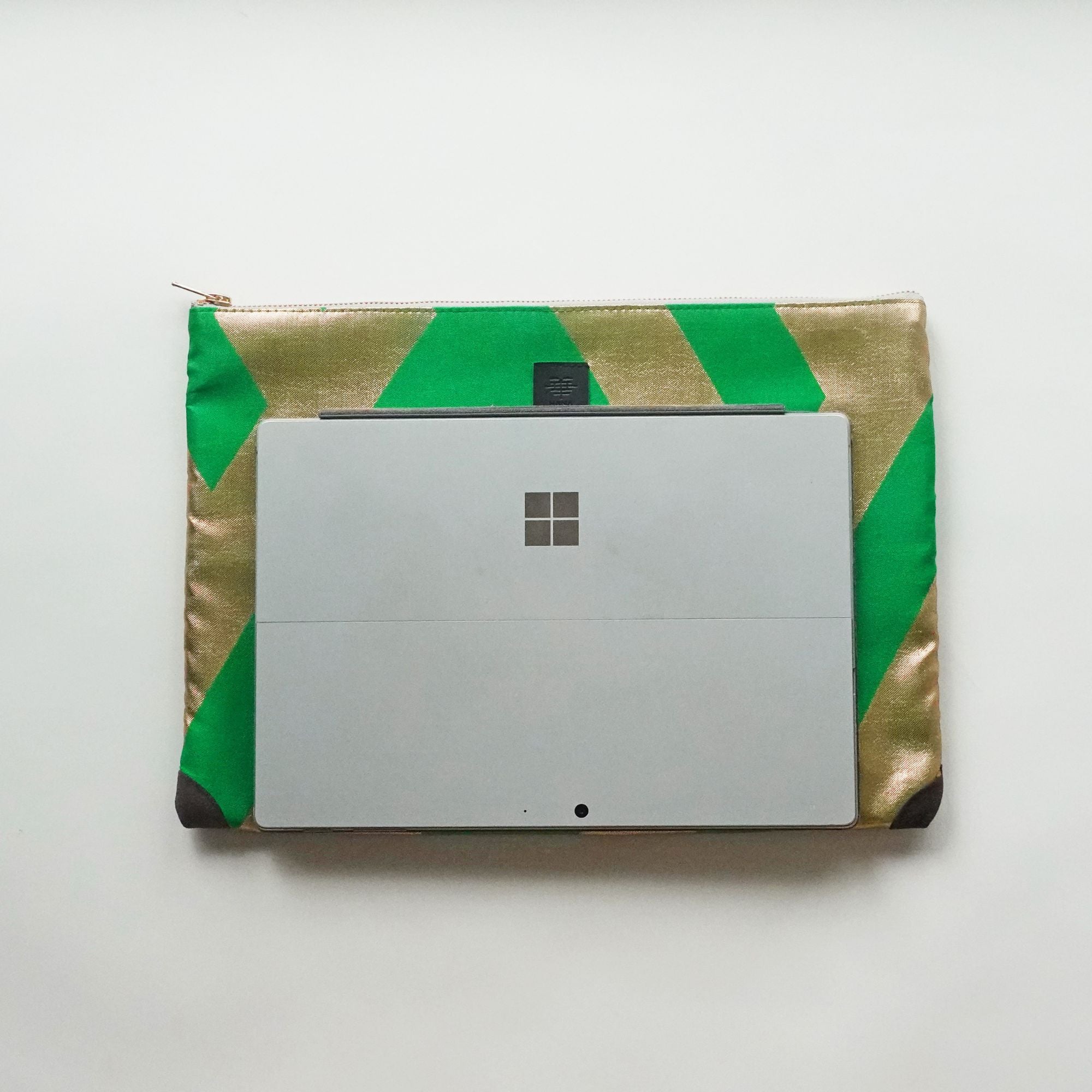 HANA TOKYO / 帯ノートパソコンケース [ グリーン×ゴールド 紗綾