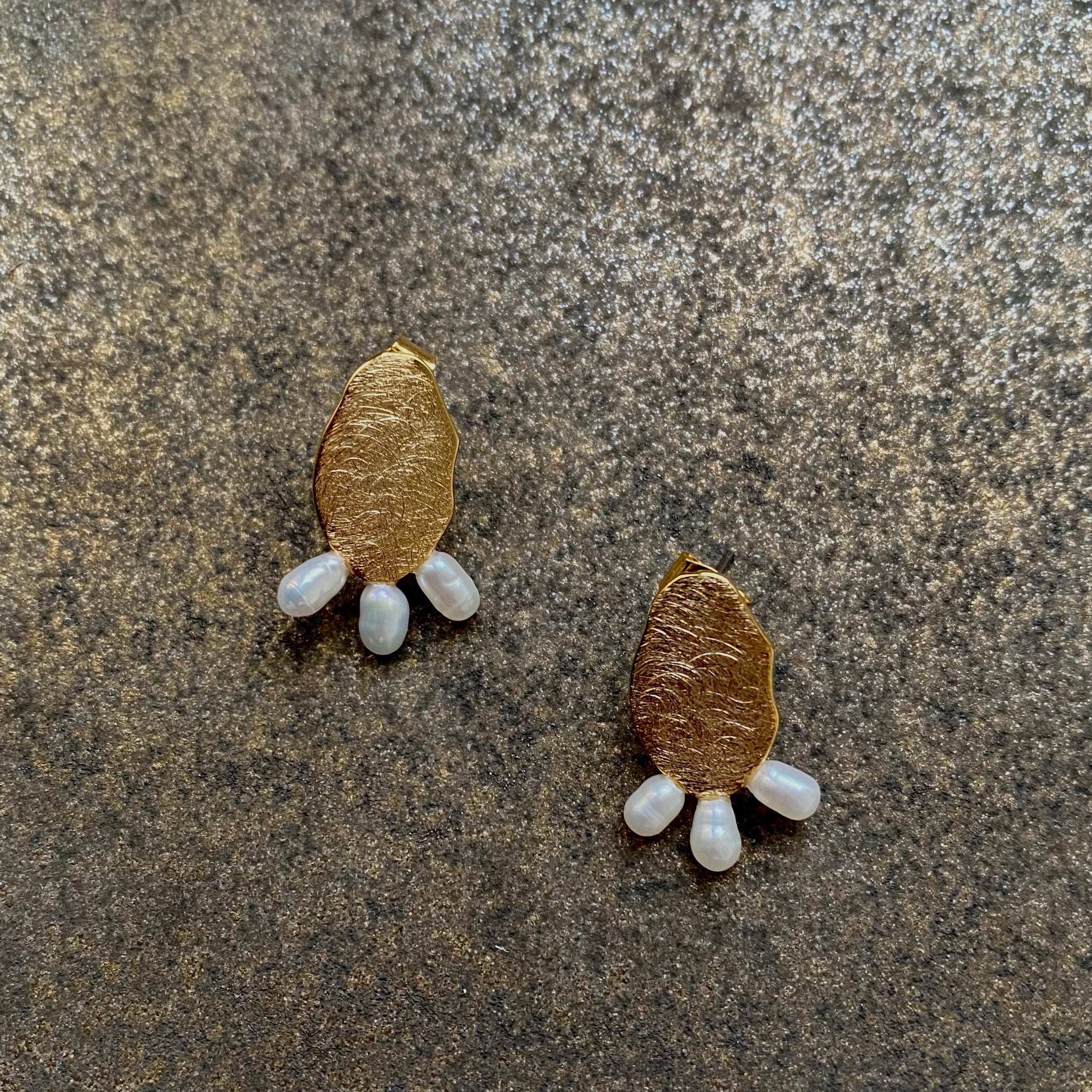 Freshwater pearl x gold (pierced earrings)